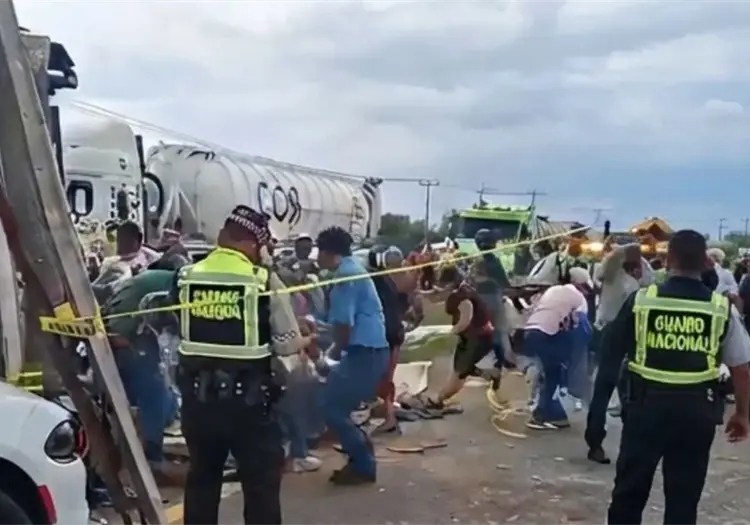 Vuelca tráiler con pantalones de mezclilla en la México-Tulancingo y desatan rapiña frente a autoridades