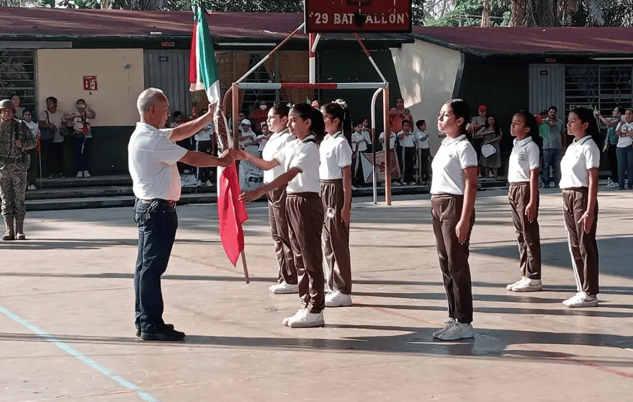SEP elimina las calificaciones como requisito para formar parte de la escolta escolar