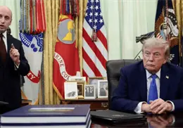 Trump firma nuevas restricciones a la ciudadanía por nacimiento