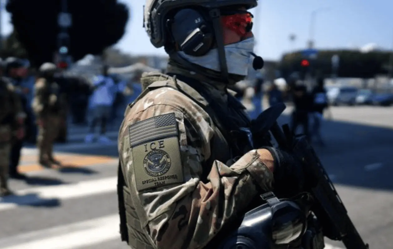 ICE equipará a todos sus agentes con cámaras corporales a finales de agosto
