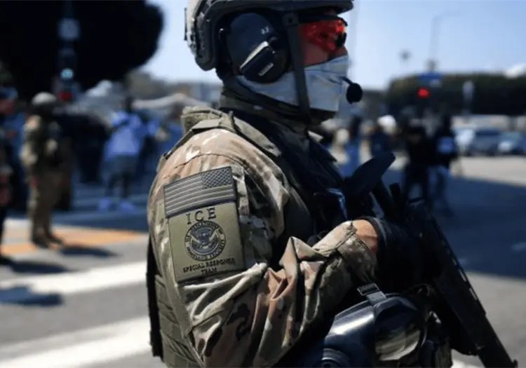 ICE equipará a todos sus agentes con cámaras corporales a finales de agosto