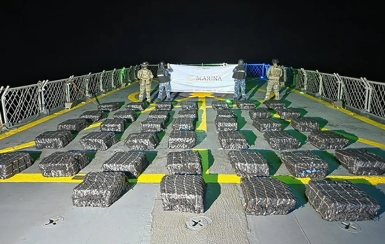 Marina asegura mil 170 kilos de cocaína frente a costas de Guerrero