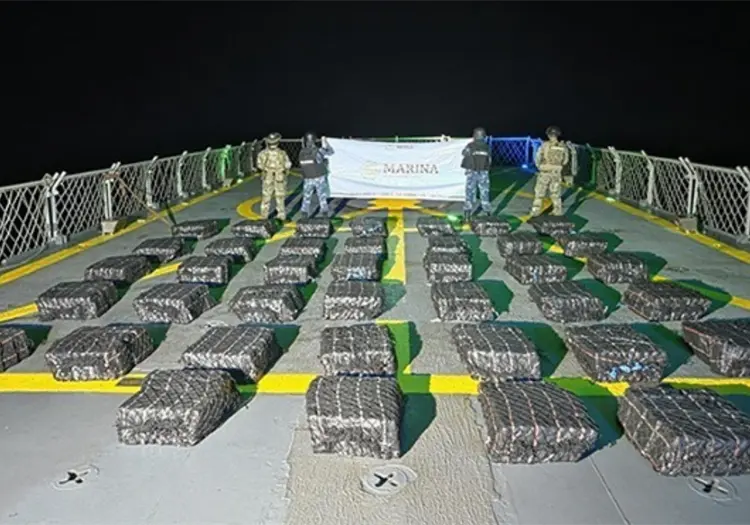 Marina asegura mil 170 kilos de cocaína frente a costas de Guerrero