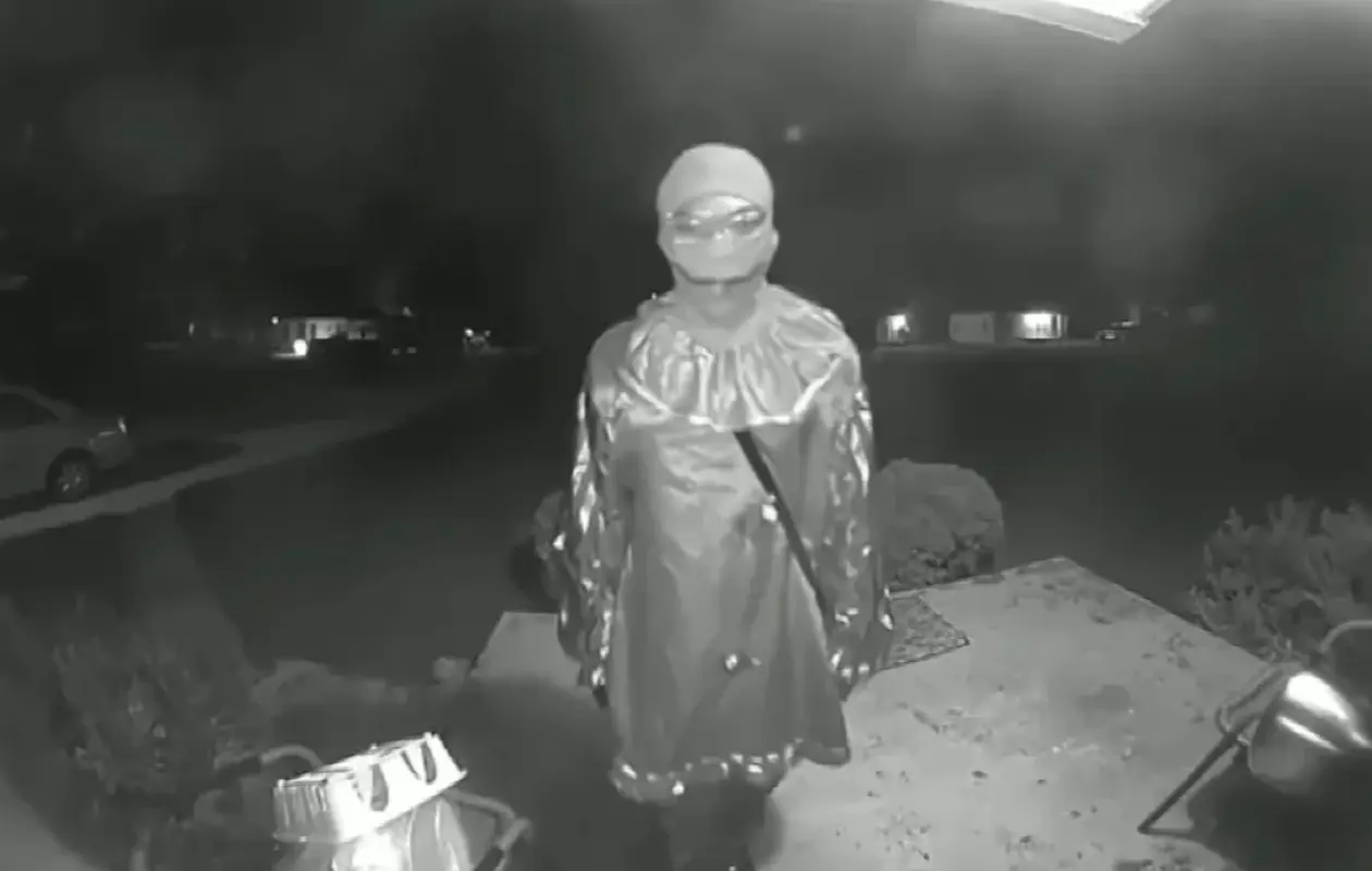 Adolescente de 15 años disfrazado de payaso es acusado de matar a puñaladas a un hombre en Illinois