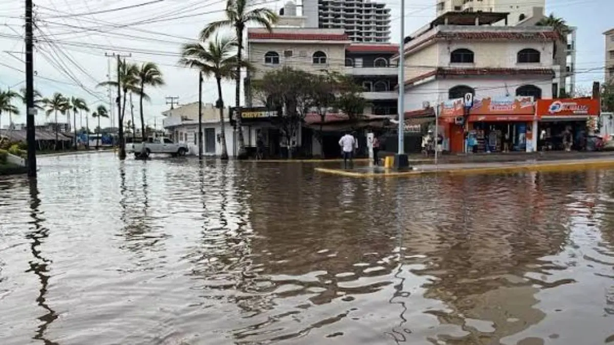 Ejército activa operativo en Mazatlán por fuertes lluvias; rescatan y evacúan a cuatro personas
