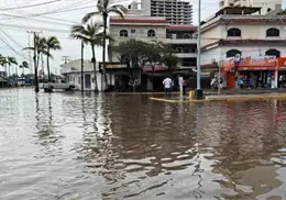 Ejército activa operativo en Mazatlán por fuertes lluvias; rescatan y evacúan a cuatro personas