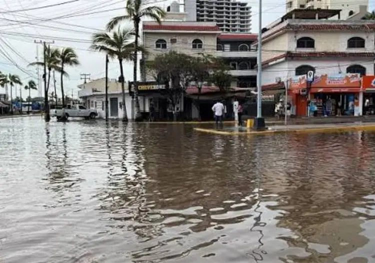 Ejército activa operativo en Mazatlán por fuertes lluvias; rescatan y evacúan a cuatro personas