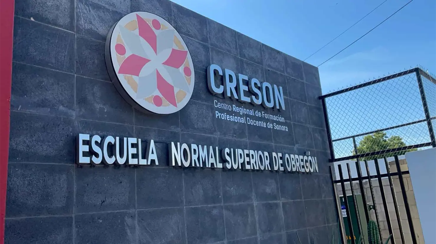 a ENSO cuenta con cuatro especialidades activas: Español, Inglés, Biología y Matemáticas, atendiendo a un universo de 240 futuros profesores en Cajeme