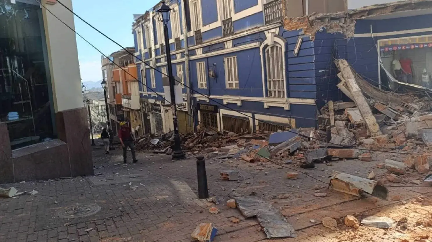 Aumenta a 70 la cifra de muertos por terremoto en Colombia