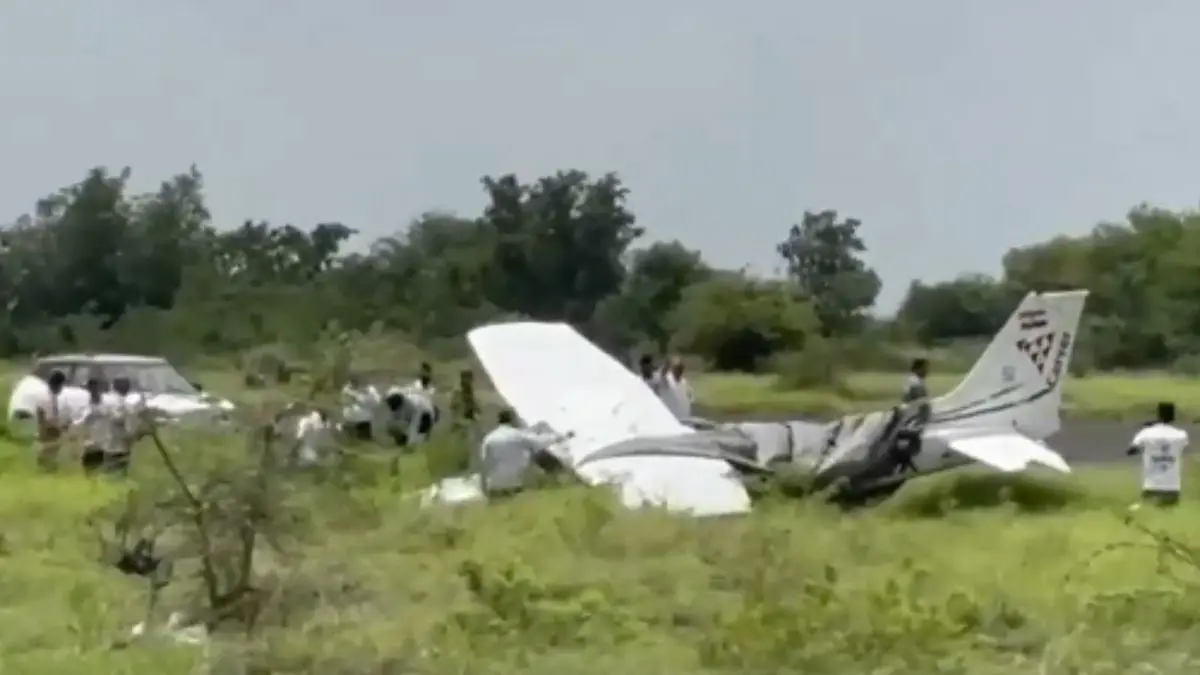 Avión de entrenamiento se sale de la pista durante una práctica de aterrizaje de emergencia
