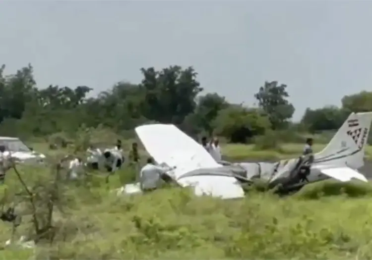 Avión de entrenamiento se sale de la pista durante una práctica de aterrizaje de emergencia