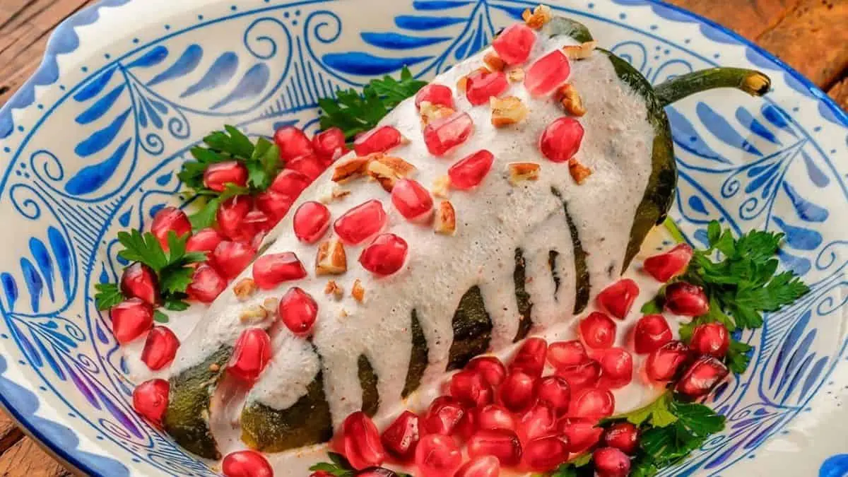 El ingrediente de los chiles en nogada que está protegido en México y por qué recomiendan no comprarlo