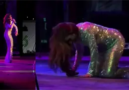 Gloria Trevi sufre aparatosa caída durante concierto en San Luis Potosí; así reaccionó Gloria Trevi sufre aparatosa caída durante concierto en San Luis Potosí; así reaccionó