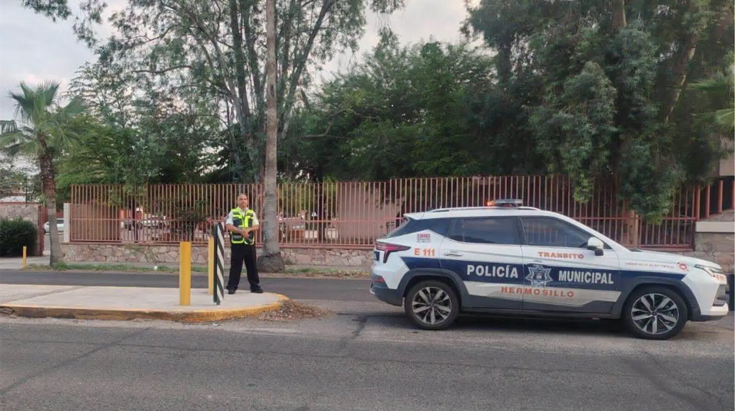 Elementos de Seguridad Pública acudieron al sitio y encontraron a la estudiante sobre el pavimento