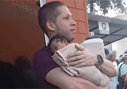 Médico arriesga su vida para salvar a bebés durante evacuación por terremoto en Colombia Médico arriesga su vida para salvar a bebés durante evacuación por terremoto en Colombia