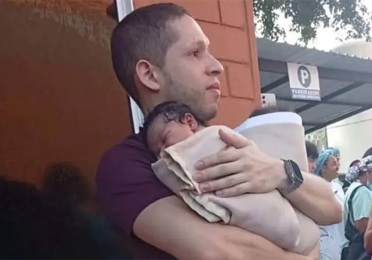 Médico arriesga su vida para salvar a bebés durante evacuación por terremoto en Colombia