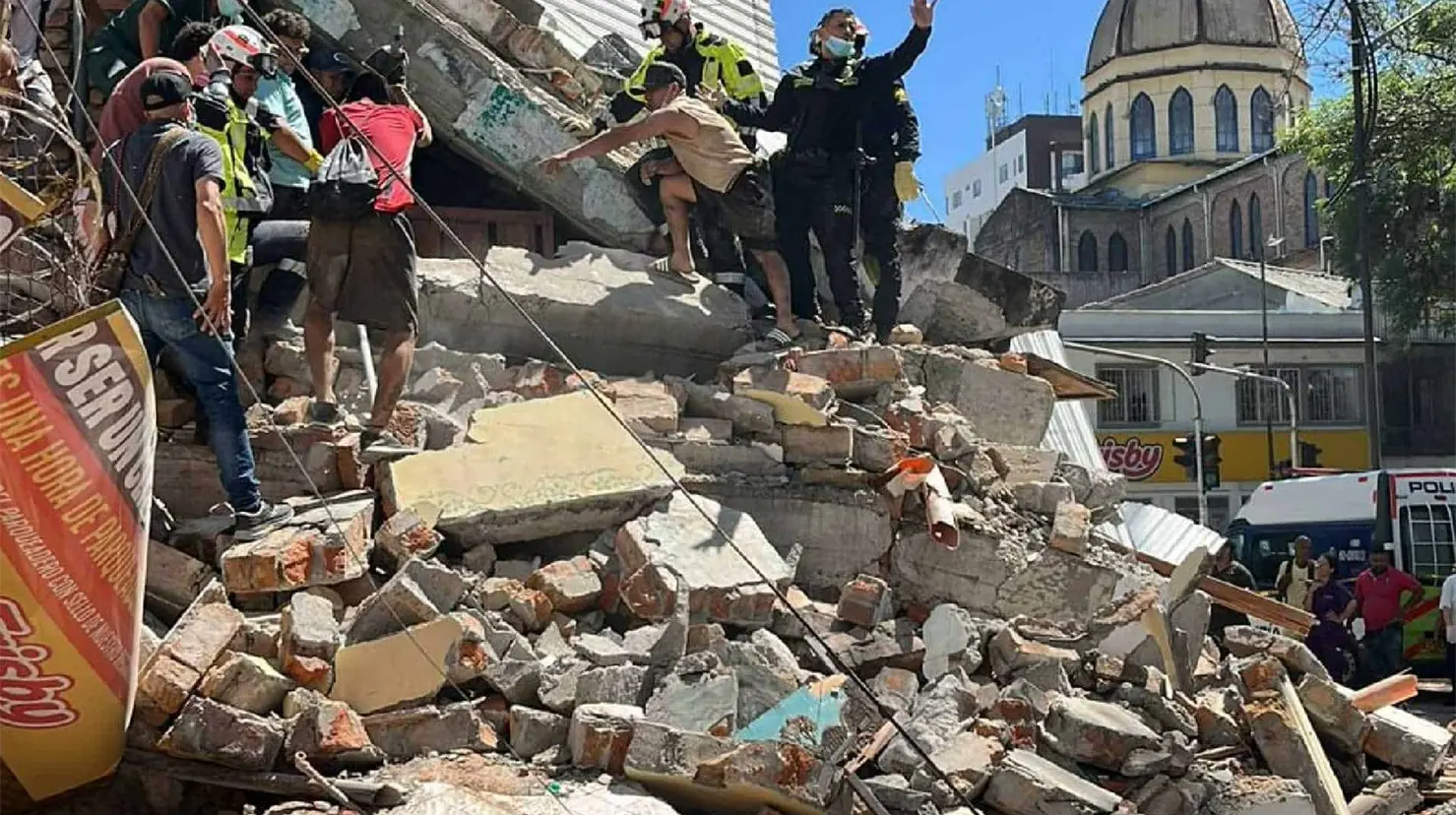 Terremoto de magnitud 7.4 deja al menos 240 muertos en Colombia; continúan labores de rescate