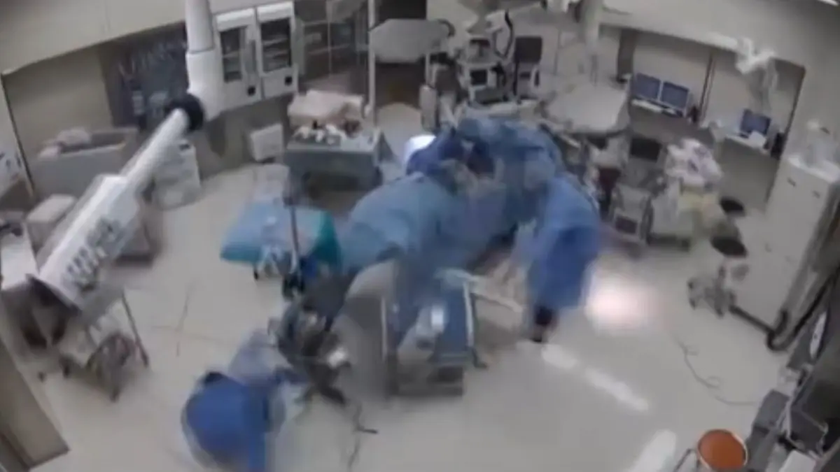 Video muestra cómo médicos protegieron a un paciente durante una cirugía en pleno terremoto en Japón