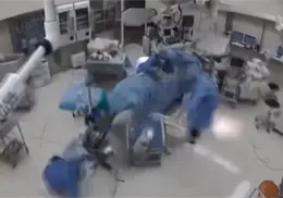 Video muestra cómo médicos protegieron a un paciente durante una cirugía en pleno terremoto en Japón Video muestra cómo médicos protegieron a un paciente durante una cirugía en pleno terremoto en Japón