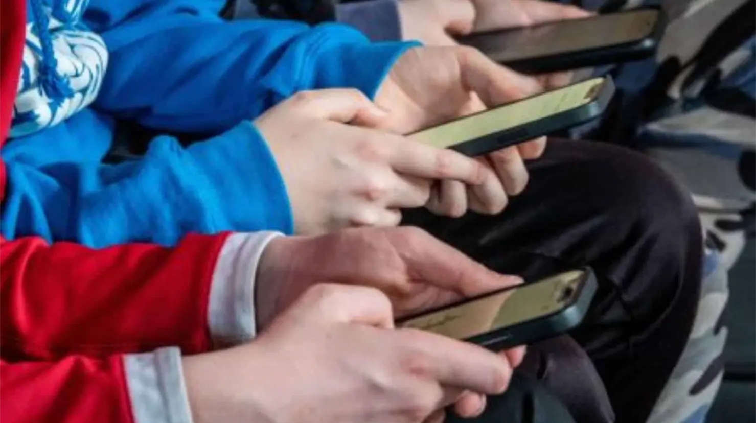 Gobierno de México considera restringir el acceso a redes sociales para menores de 18 años