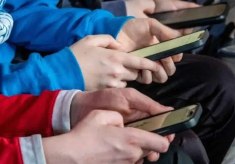 Gobierno de México considera restringir el acceso a redes sociales para menores de 18 años