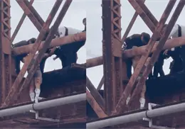 Policías rescatan a hombre que intentó arrojarse de puente en Hermosillo Policías rescatan a hombre que intentó arrojarse de puente en Hermosillo