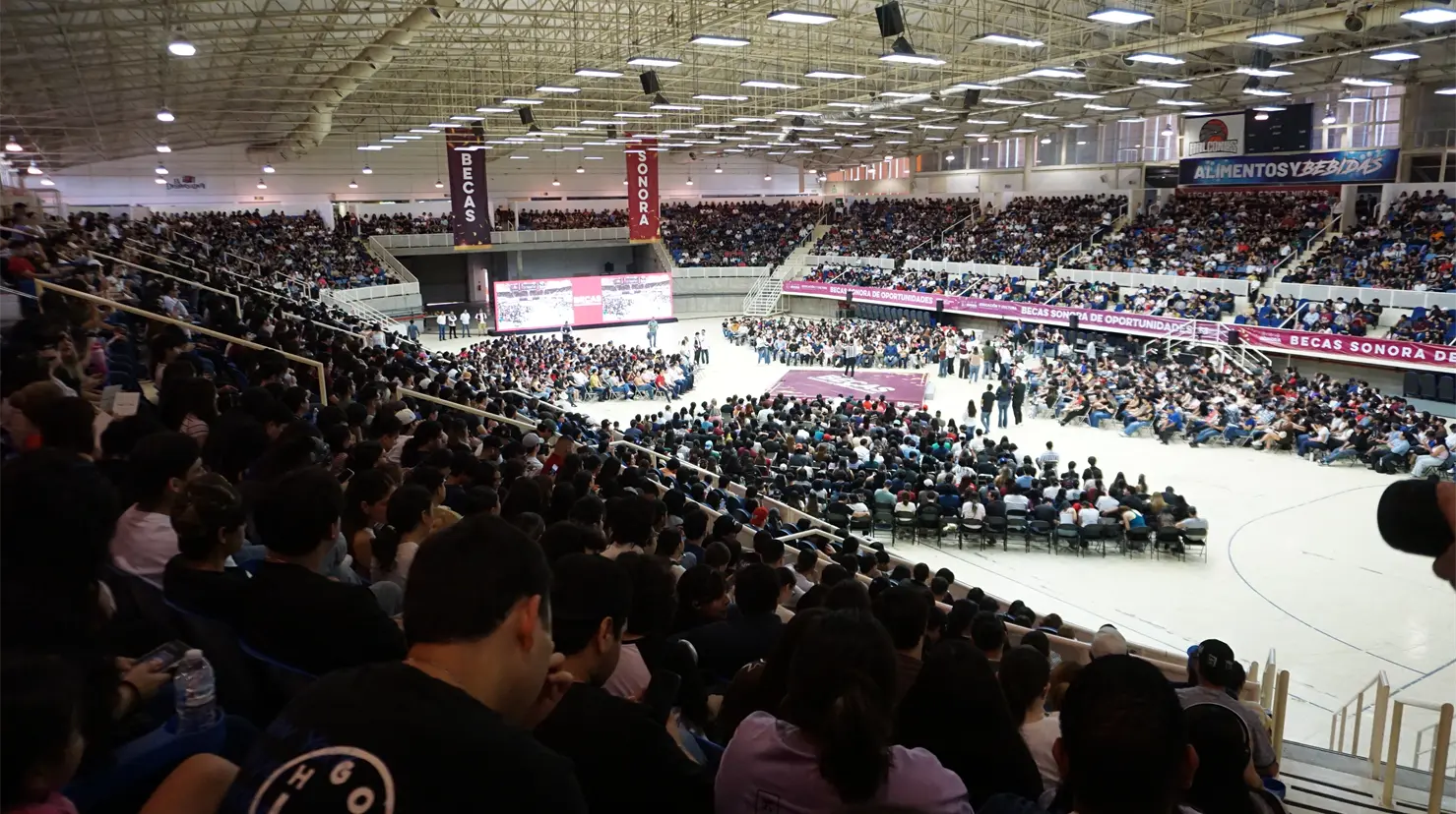 Los jóvenes universitarios recibieron su beca con lo que podrán apoyarse en gastos de inscripción, compra de material, entre otras necesidades académicas 