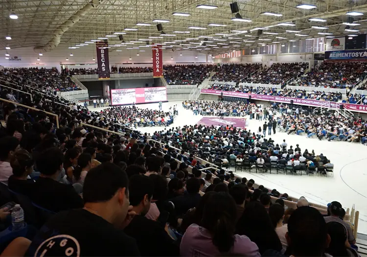 Entregan en Cajeme becas a universitarios