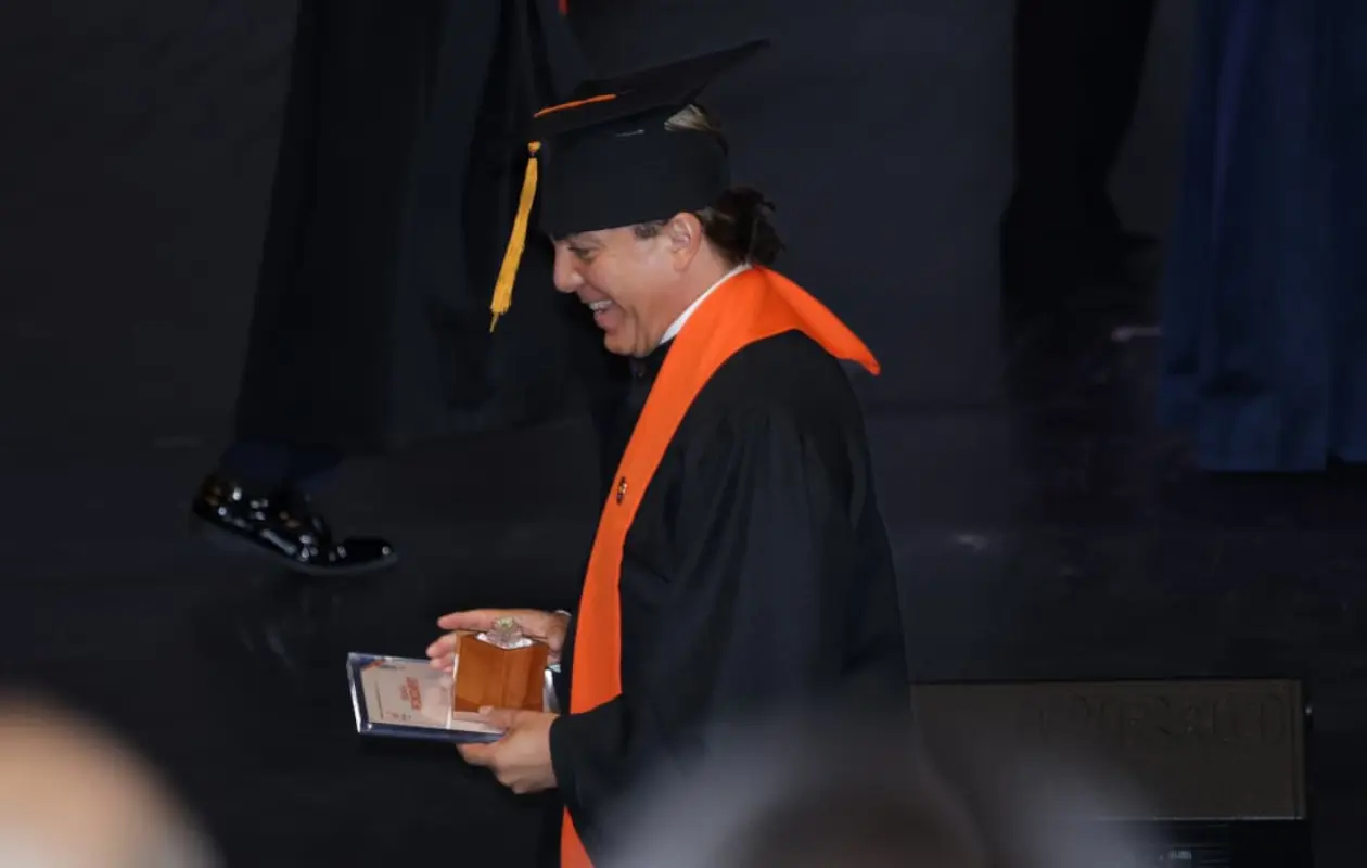 Cristian Castro termina la preparatoria y presume pase reglamentado a la UNAM en medio de polémica