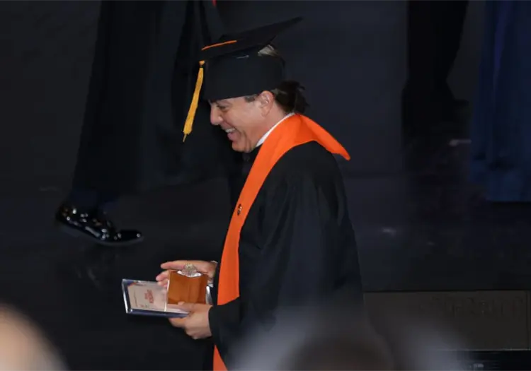 Cristian Castro termina la preparatoria y presume pase reglamentado a la UNAM en medio de polémica