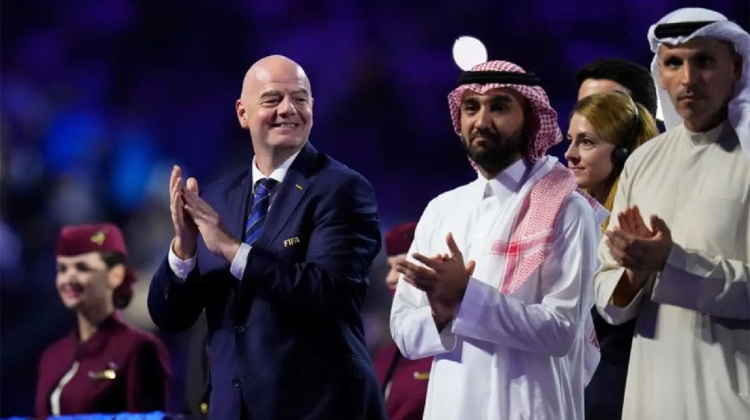El presidente de la FIFA, Gianni Infantino, aplaude durante la ceremonia de entrega de medallas.