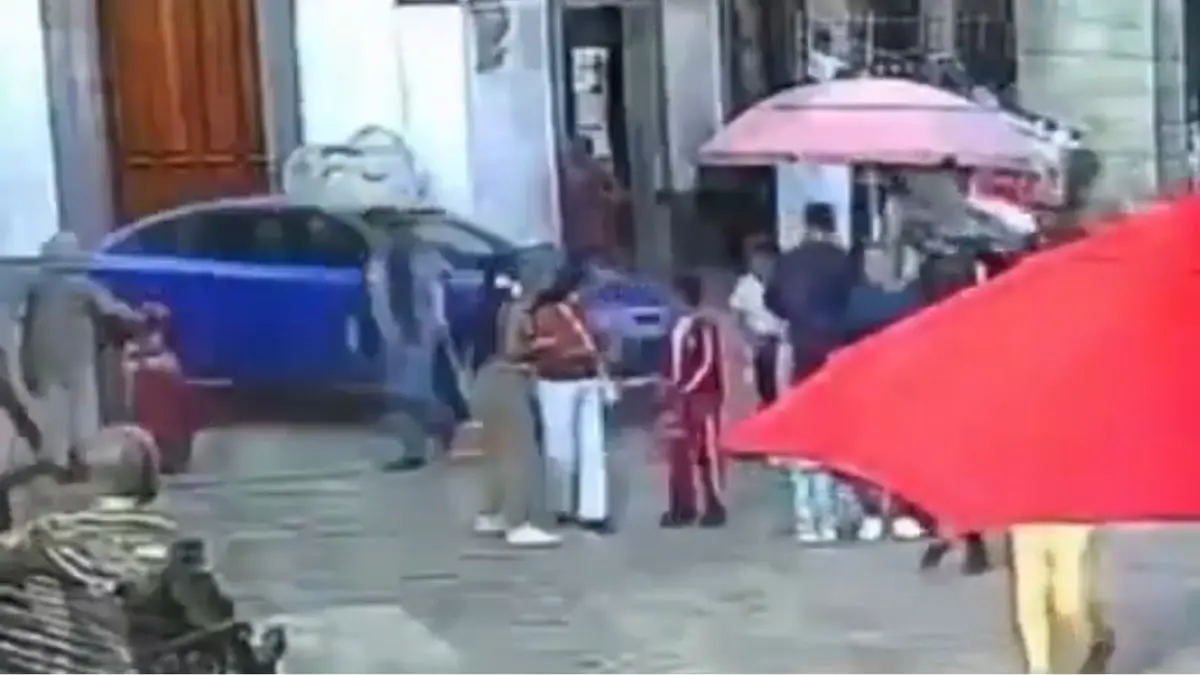 VIDEO | Automovilista irrumpe en zona peatonal de Zacatlán y atropella a 11 personas durante la Feria de la Manzana