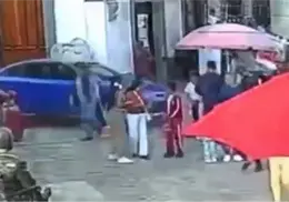 VIDEO | Automovilista irrumpe en zona peatonal de Zacatlán y atropella a 11 personas durante la Feria de la Manzana