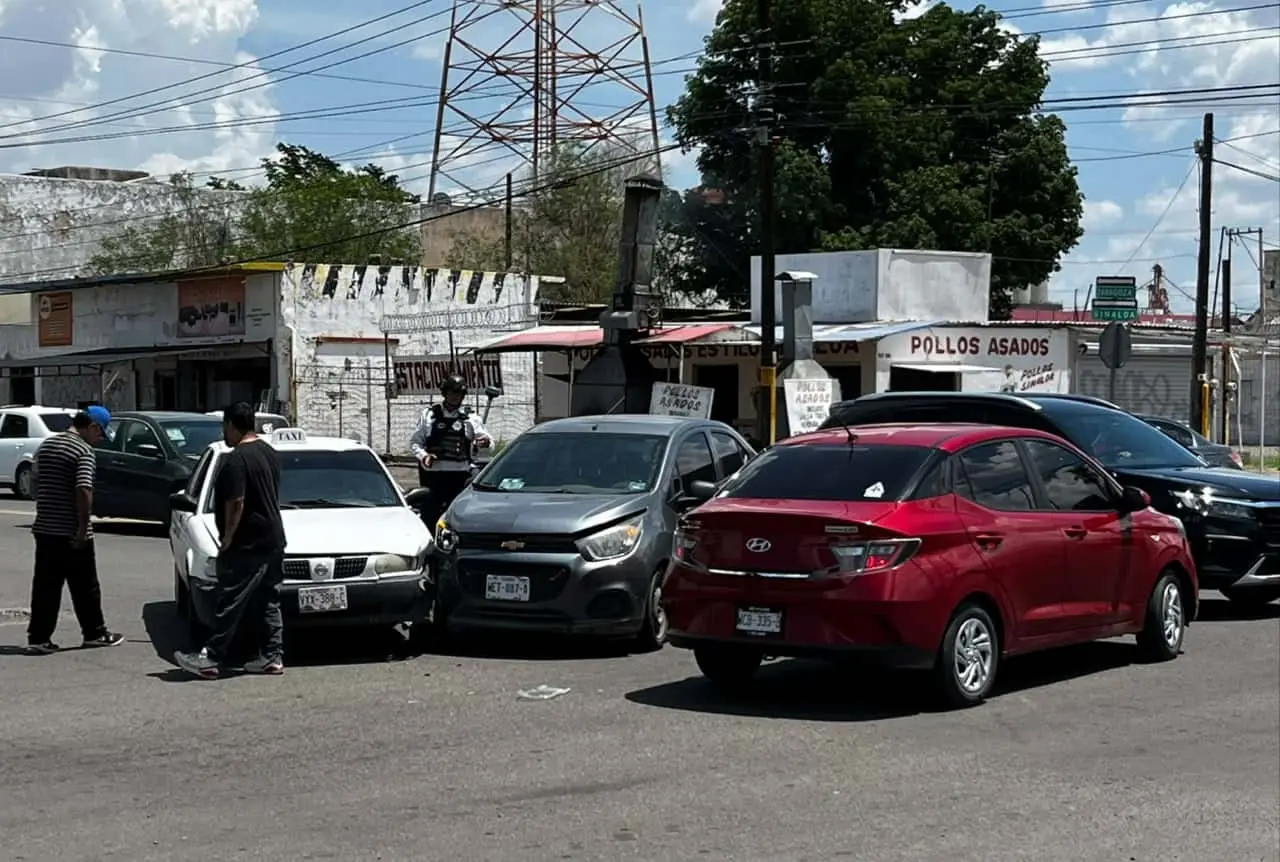 Choca taxi en el Centro de Ciudad Obregón
