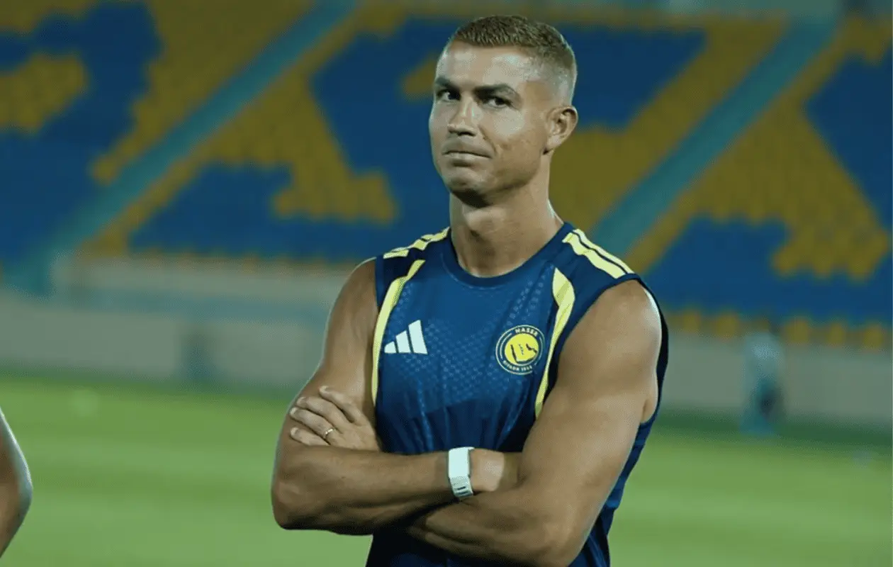 Cristiano Ronaldo presume su anillo de boda en su regreso a los entrenamientos con Al-Nassr