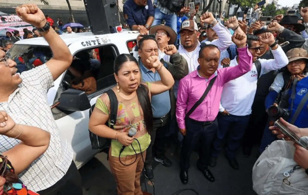 Sheinbaum autoriza mil 300 plazas para maestros de Oaxaca