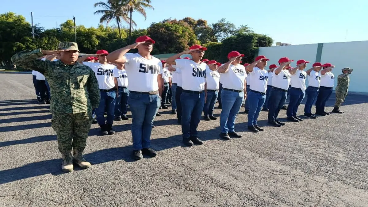 Jóvenes y adultos participando en las actividades del Servicio Militar.