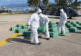 Marina intercepta embarcación con casi dos toneladas de cocaína frente a Guerrero; hay dos detenidos