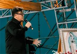 La Iglesia está en guerra: Franco Escamilla lleva su fe a la Jornada Nacional de la Juventud junto a su familia