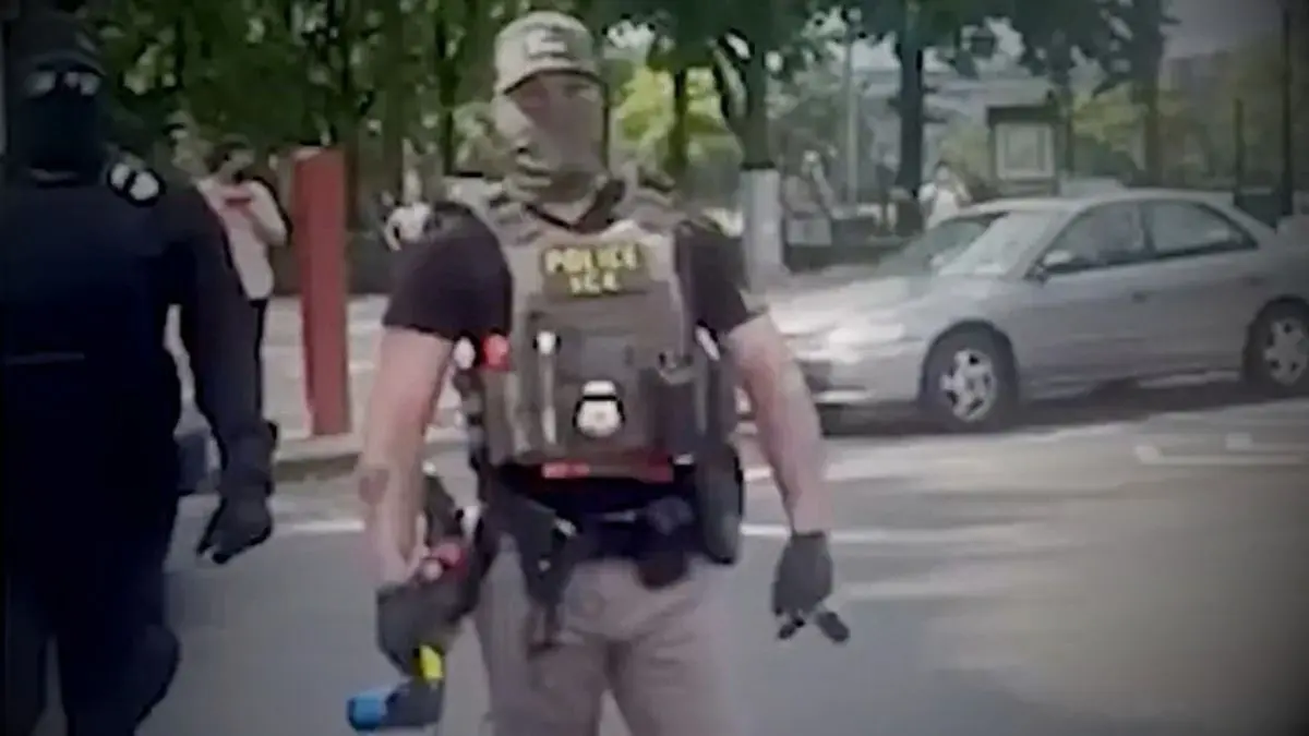 VIDEO | Mujer de 72 años denuncia a agente de ICE tras ser rociada con gas pimienta durante operativo en Nueva York