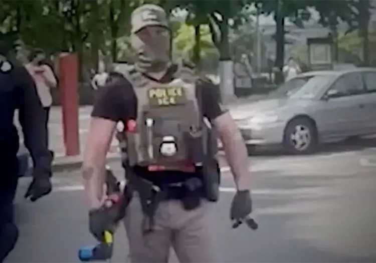 VIDEO | Mujer de 72 años denuncia a agente de ICE tras ser rociada con gas pimienta durante operativo en Nueva York