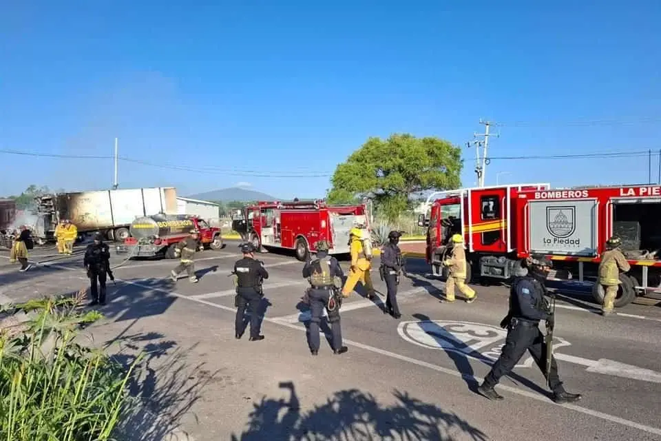 Bomberos y policías en uno de los puntos afectados en Michoacán.