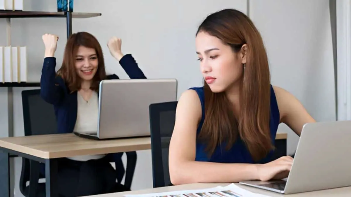 ¿Por qué algunas personas no felicitan tus logros? La psicología explica qué puede esconderse detrás de su silencio