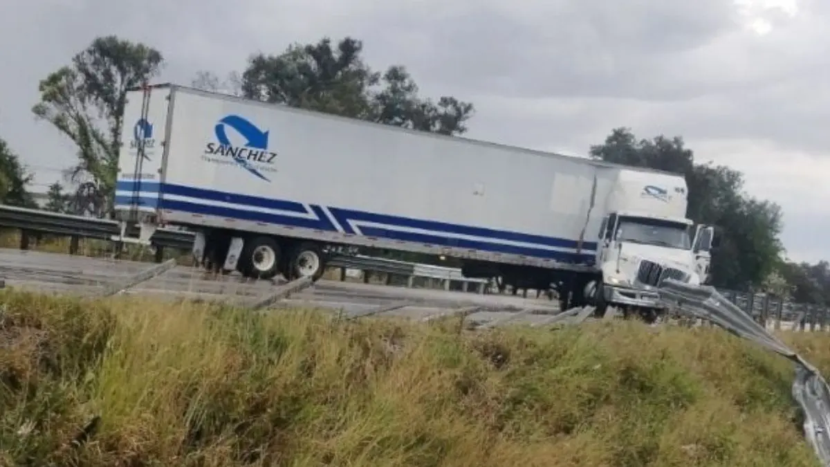 Tractocamión vuelca en la México-Querétaro y paraliza la circulación; estas son las rutas para evitar el tráfico
