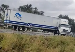 Tractocamión vuelca en la México-Querétaro y paraliza la circulación; estas son las rutas para evitar el tráfico