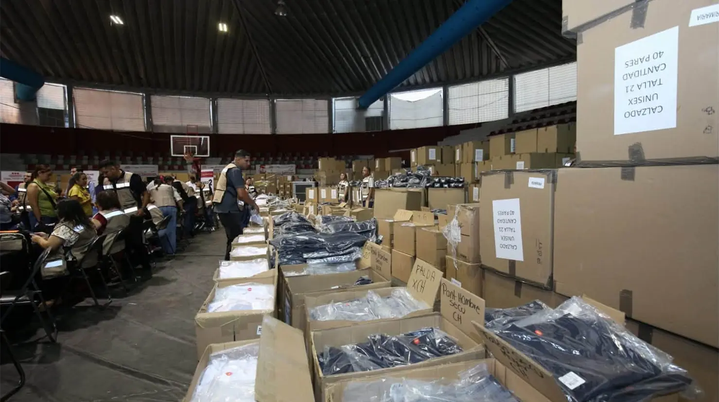 La SEC distribuye cada año cerca de 500 mil uniformes escolares en Sonora como parte de las acciones destinadas a apoyar a las familias y garantizar condiciones equitativas para el alumnado
