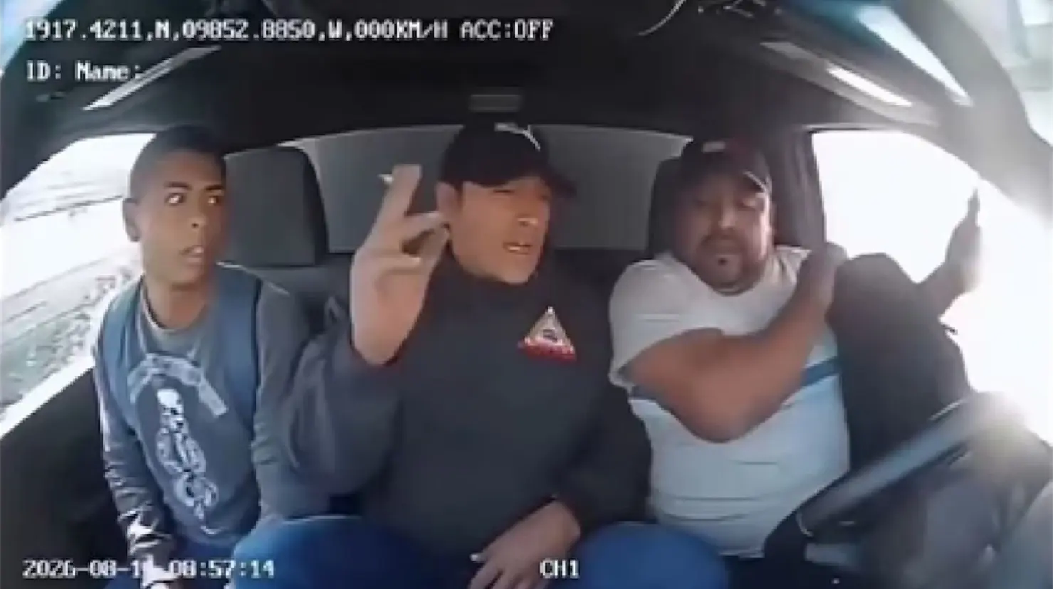 El momento quedó registrado por las cámaras de seguridad en la cabina, exponiendo los rostros y características de los presuntos responsables