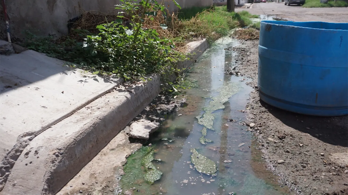 Fugas de agua afectan a vecinos de la colonia México
