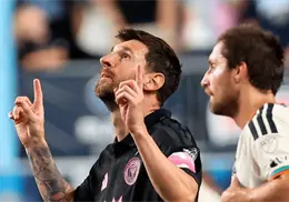 Messi marca su primer gol tras la muerte de su padre y lo dedica al cielo