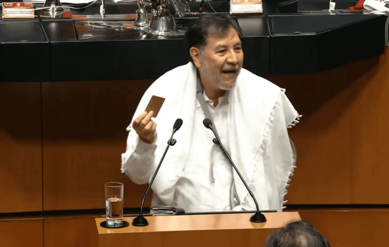 Fernández Noroña dice que rompería su visa, pero “tiene la mano fracturada”